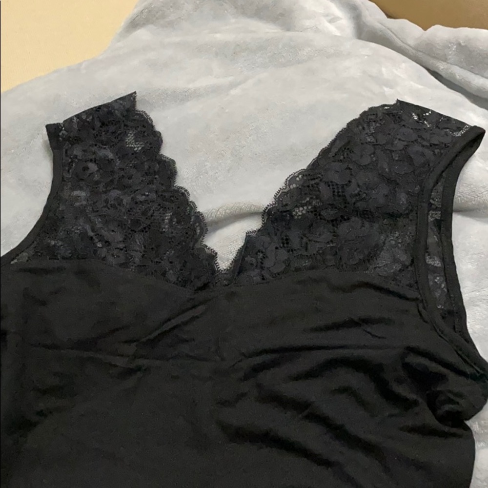 Pretty black top - Picture 2 of 4